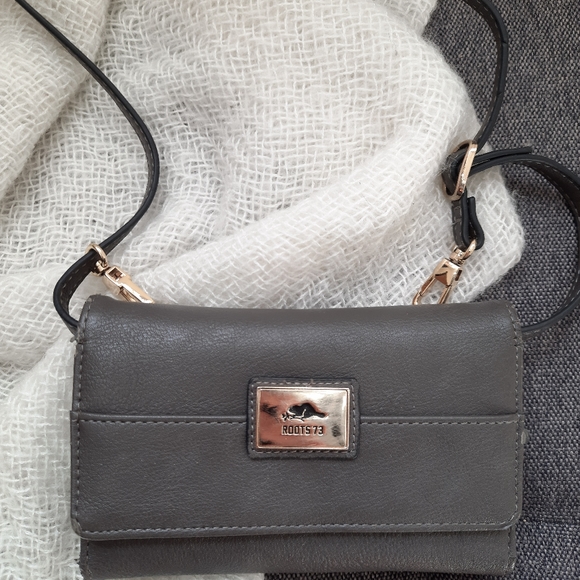 Roots mini crossover purse - Picture 2 of 3